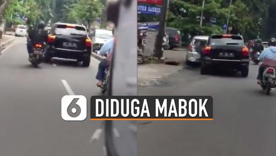 VIDEO: Diduga Mabuk, Porsche Oleng Tabrak LCGC dan Langsung Kabur