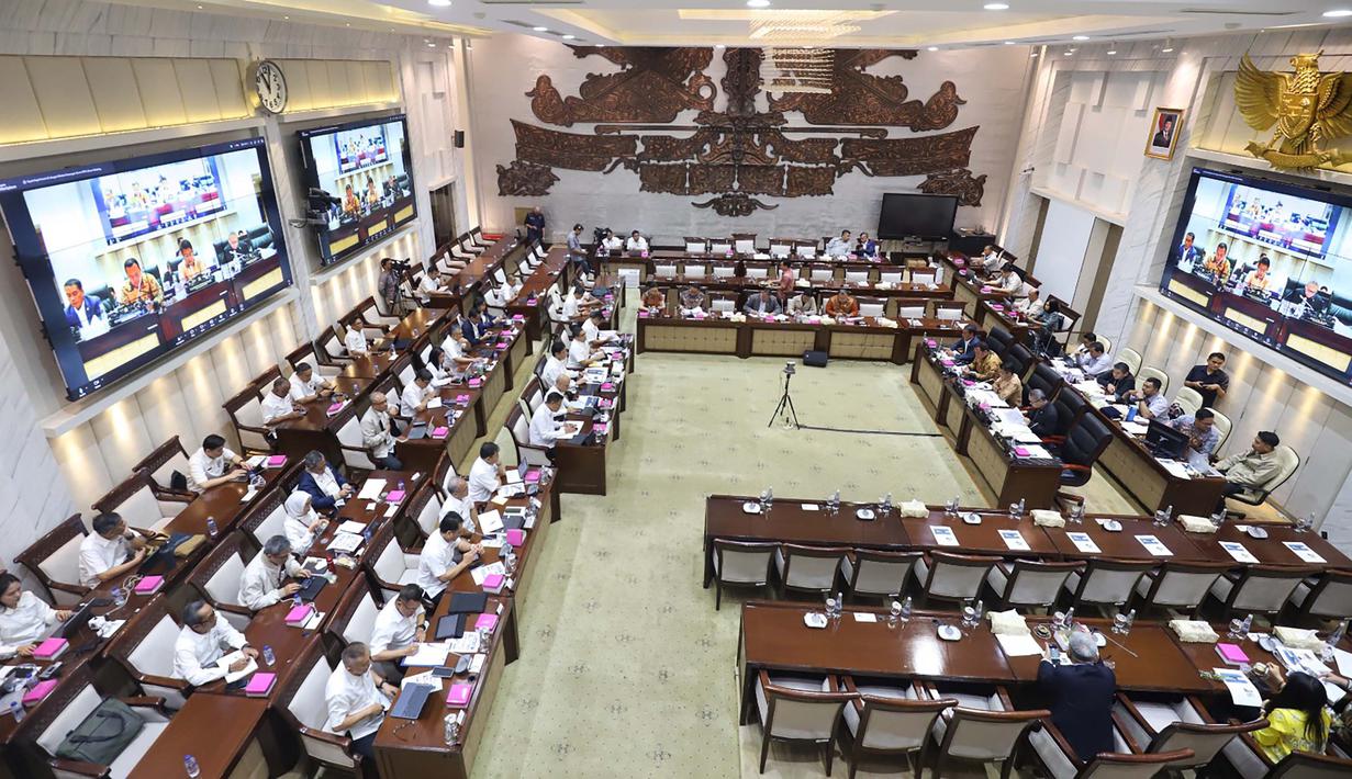 Kebijakan menahan harga BBM bersubsidi diarahkan untuk menjaga daya beli, termasuk konsumsi rumah tangga diharapkan tetap stabil. Tampak dalam foto, suasana rapat kerja Kementerian Keuangan dengan Komisi XI DPR di Kompleks Parlemen, Senayan, Jakarta, Senin (6/4/2026). (merdeka.com/Arie Basuki)