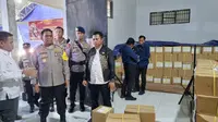 Kapolda Gorontalo Irjen Pol Angesta Romano Yoyol mengecek langsung proses pelipatan surat suara (Arfandi Ibrahim/Liputan6.com)