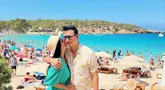 Ibiza merupakan salah satu tujuan wisata terpopuler di dunia ketika mengunjungi Spanyol.  Pulau indah di Laut Mediterania ini memiliki pemandangan yang menakjubkan.  Maka tak heran jika Titi Kamal dan Christian Sugiono memilih menikmati liburan keluarga ke tempat ini.  (Liputan6.com/IG/@titi_kamall)