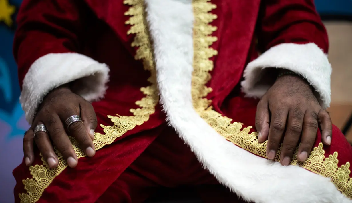 Setiap menjelang Natal, Rodrigo Franca akan berperan sebagai Black Santa untuk menghibur anak-anak. (AP Photo/Bruna Prado)