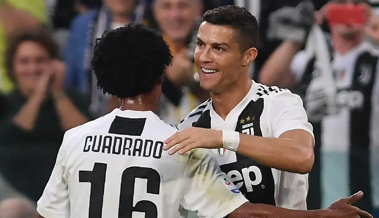 Juan Cuadrado. Sayap berusia 33 tahun ini mengenakan nomor punggung 7 di awal kedatangannya di Juventus pada 2015/2016. Usai kedatangan Cristiano Ronaldo pada 2018/2019 ia memberikan nomor tersebut kepada CR7 dan menggantinya dengan nomor 16. (Foto: AFP/Marco Bertorello)