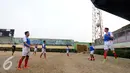 Sejumlah pemain Persipasi Bandung Raya (PBR )melakukan latihan jelang laga uji coba di Stadion Lebak Bulus Jakarta, Sabtu (22/8/2015). Uji tanding ini merupakan persiapan PBR menghadapi turnamen Piala Presiden 2015. (Liputan6.com/Helmi Fithriansyah)