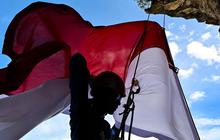 Aksi Pemanjat Tebing di Lhoknga Aceh Sambut HUT Ke 81 Republik Indonesia