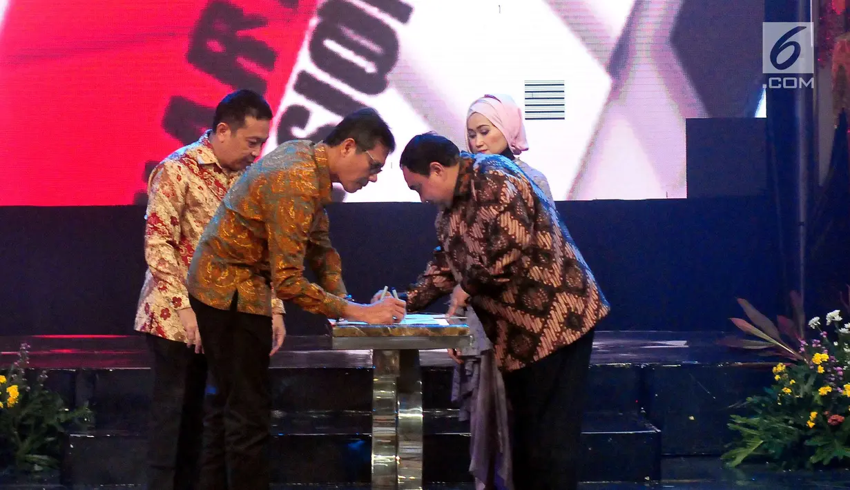 Ketua Umum PWI Pusat Margiono dan Gubernur Sumatera Barat, Irwan Prayitno meresmikan Peluncuran Hari Pers Nasional (HPN) 2018 di Jakarta, Minggu (10/9). Peluncuran HPN 2018 dimeriahkan dengan balutan nuansa budaya Minang. (Liputan6.com/Helmi Afandi)