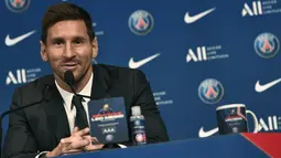 Pemain baru Paris Saint-Germain (PSG), Lionel Messi memberikan keterangan selama pers konferensi di stadion Parc des Princes di Paris, Rabu (11/8/2021). Messi dikontrak oleh PSG selama dua tahun dengan opsi perpanjangan setahun di klub kaya Paris itu. (STEPHANE DE SAKUTIN/AFP)