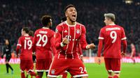 Gelandang Bayern Munchen, Corentin Tolisso merayakan gol ke gawang Paris Saint-Germain pada matchday keenam Grup B Liga Champions di Stadion Allianz Arena, Rabu (6/12). Bayern memenangi laga atas PSG dengan skor 3-1. (Tobias SCHWARZ/AFP)