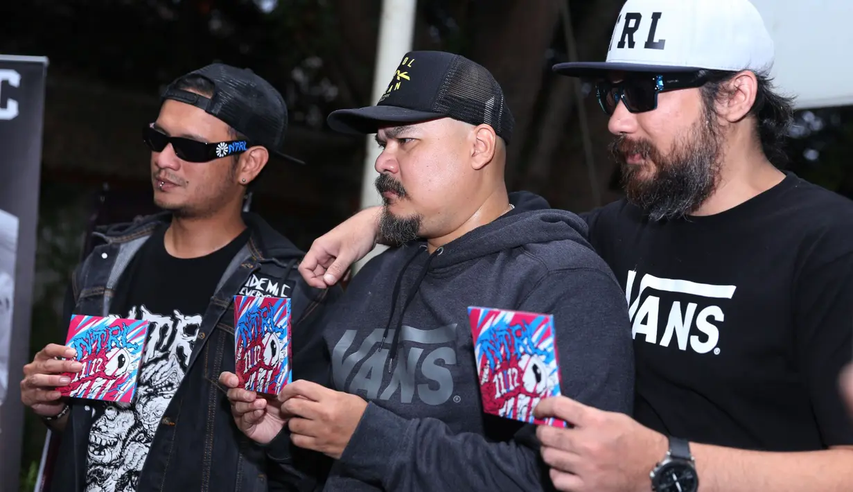 Album 11/12 NTRL berisikan 11 lagu baru untuk album ke-12 mereka, Album ke-12 ini adalah album yang paling ditunggu para Netralizer (sebutan fans NTRL) dalam kurun waktu tiga tahun.  (Nurwahyunan/Bintang.com)