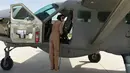 Niloofar Rahmani (24) saat menaiki pesawat di pangkalan Angkatan Udara Afghanistan di Kabul. Rahmani lulus dari sekolah penerbangan pada tahun 2012. Ia memenuhi syarat untuk menerbangkan pesawat kargo militer C-208. (AFP PHOTO/SHAH Marai)