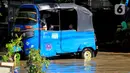 Seorang anak berada di dalam bajaj saat banjir di Jalan Raya Kayu Putih, Jakarta, Minggu (23/2/2020). Usai hujan deras sejak Sabtu (22/2) malam hingga dini hari menyebabkan banjir di Jalan Raya Kayu Putih, Jakarta, Minggu (23/2). (merdeka.com/Magang/Muhammad Fayyadh)