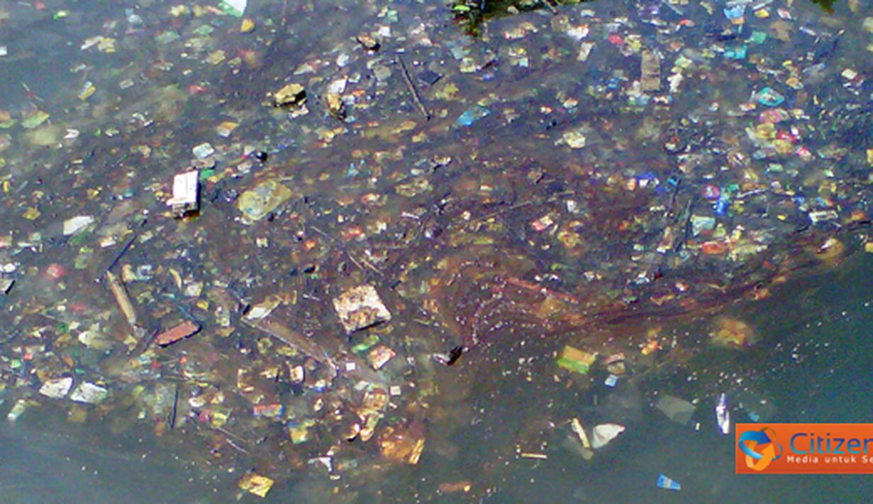 Citizen6, Cilacap: Kebocoran pipa salah satu kapal tanker Pertamina unit Cilacap menyebabkan tercemarnya kawasan pantai Cilacap. Termasuk kawasan Dermaga dan Pelabuhan Perikanan Samudera Cilacap. (Pengirim: Bunyawan)