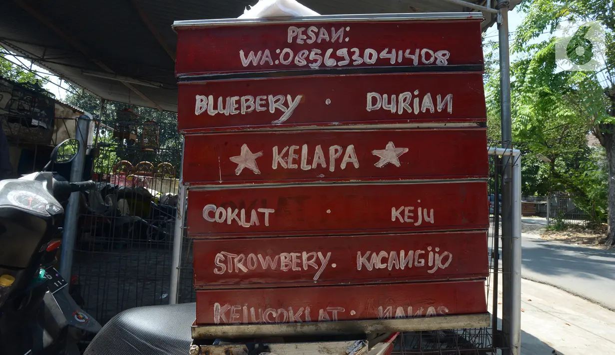 Informasi pemesanan dan varian rasa roti terpampang pada kendaraan di industri rumahan Lengansari, Duren Sawit, Jakarta, Rabu (26/8/2020). Industri rumahan tersebut mampu memproduksi 3.000 roti per hari dengan harga jual Rp. 2.000 per buah. (merdeka.com/Imam Buhori)
