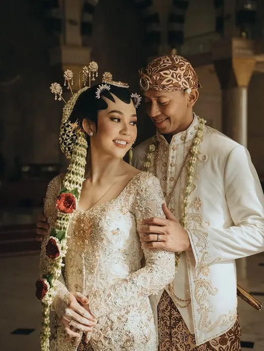 <p>Dua atlet bulu tangkis Indonesia, Rian Ardianto dan Ribka Sugiarto resmi menikah di Karanganyar, Jawa Tengah, pada Sabtu kemarin. [@morden.co].</p>