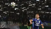 Penyerang Persib, Illia Spasojevic (kanan) berebut bola dengan pemain Persebaya United, Munhar di laga lanjutan Grup A Piala Presiden 2015 di Stadion Si Jalak Harupat, Bandung, Minggu (6/9/2015). Persib unggul 2-0. (Liputan6.com/Helmi Fithriansyah)