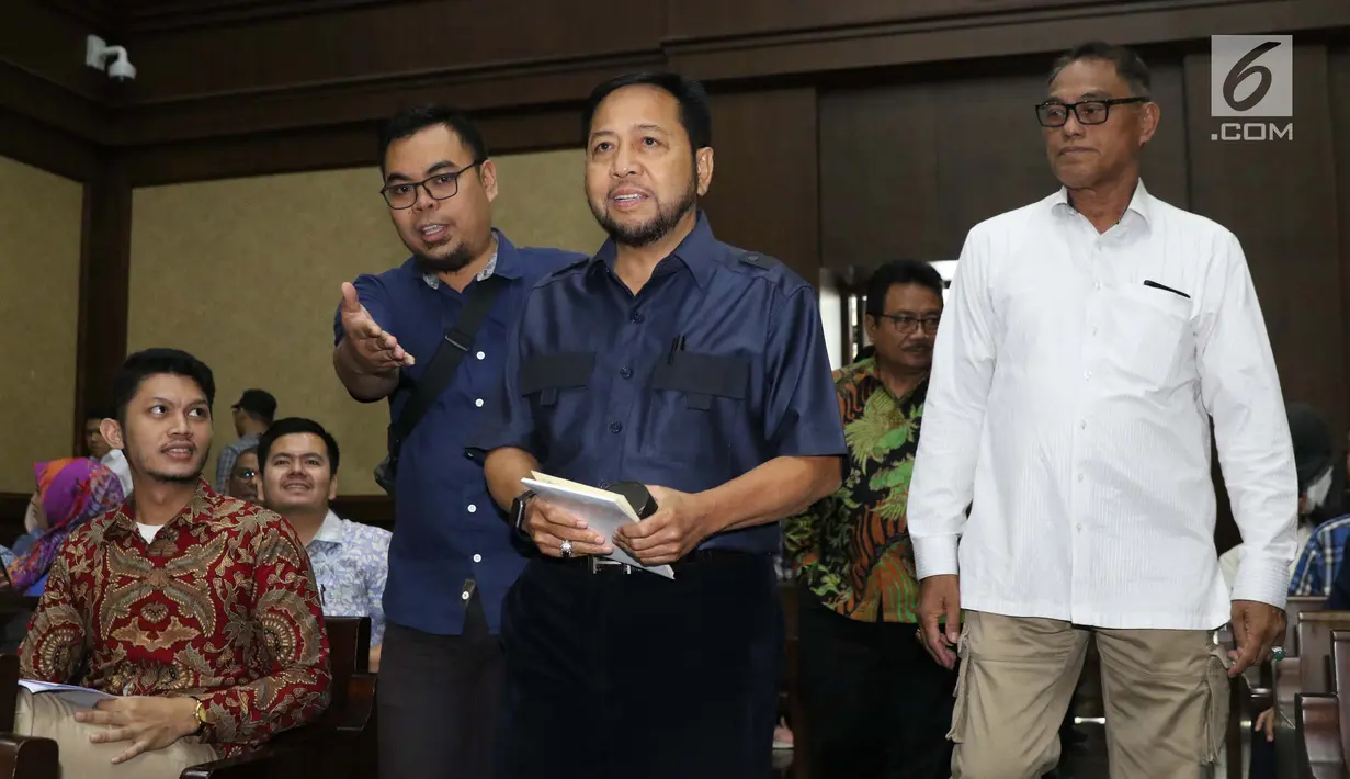 Terpidana korupsi e-KTP, Setya Novanto (ketiga kiri) jelang menjadi saksi dalam kasus dugaan suap proyek PLTU Riau-1 dengan terdakwa, Sofyan Basir yang juga mantan Dirut PLN di Pengadilan Tipikor, Jakarta, Senin (12/8/2019). Sidang beragendakan mendengar keterangan saksi. (Liputan6.com/Helmi Fithria