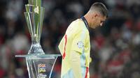 Pemain Spanyol, Alvaro Morata, berjalan melewati trofi setelah menerima medali juara kedua dalam pertandingan final Nations League antara Portugal dan Spanyol di Allianz Arena di Munich, Jerman, Senin, 9 Juni 2025. (Foto AP/Martin Meissner)