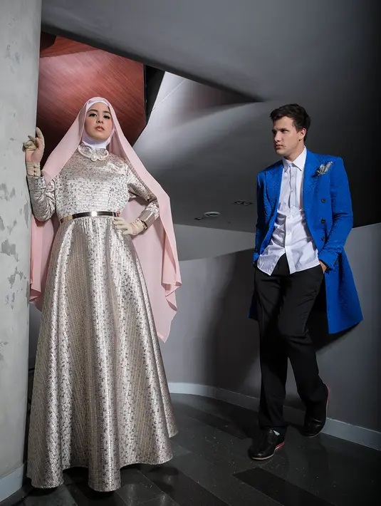 Risty Tagor; Hijab & dress by laricaboutique IG @laricaboutique, sarung tangan by Normamoi IG @normahauri, kalung by number9 IG @nubernineonline. Stuart Collin:  blazer by Yudhistira IG @yudhistira_tyra. Make up by Devrio. (M. Akrom Sukarya/Bintang.com)