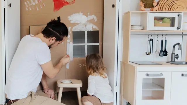 Membuat Kerajinan Tangan dari Barang Bekas