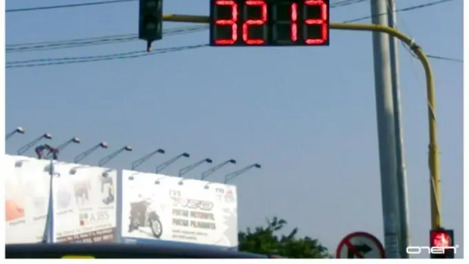 Nungguin Lampu Merah, Pengendara Motor Ini Heboh Joget Dangdut