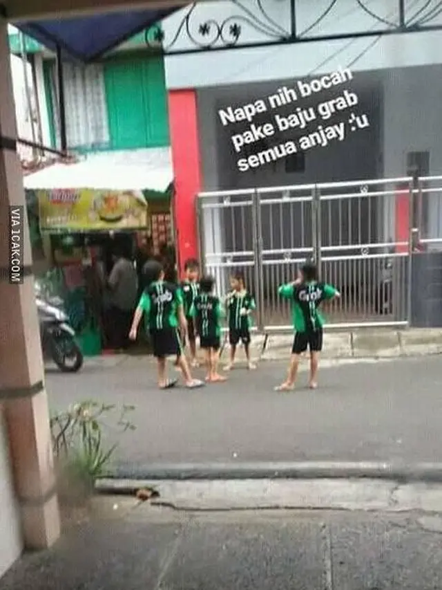 Kelakuan Polos Anak-Anak Saat Lawan Arus Kewajaran Ini Bikin Senyum
