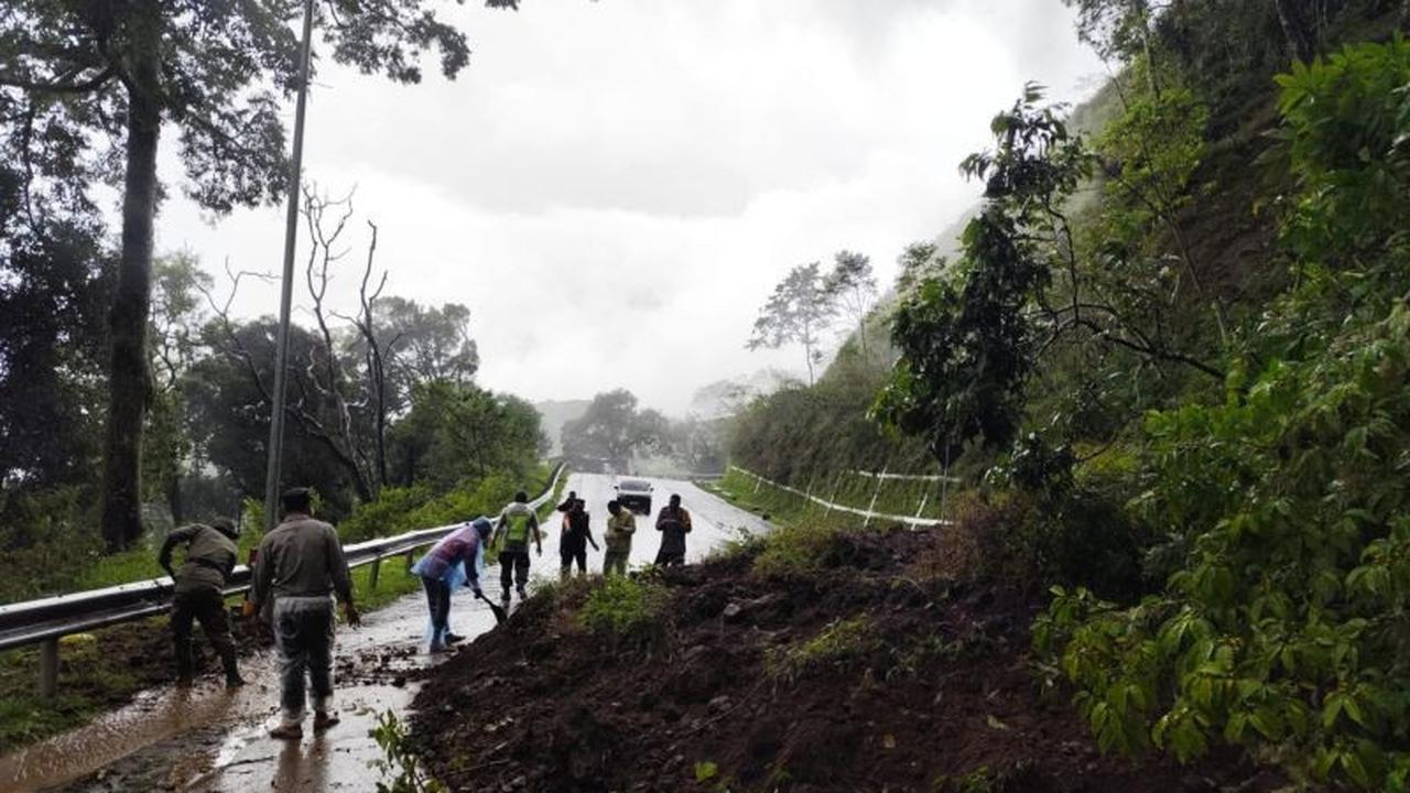 Petugas Gabungan Bersihkan Material Longsor Lombok Timur, Akses Wisata Kembali Dibuka