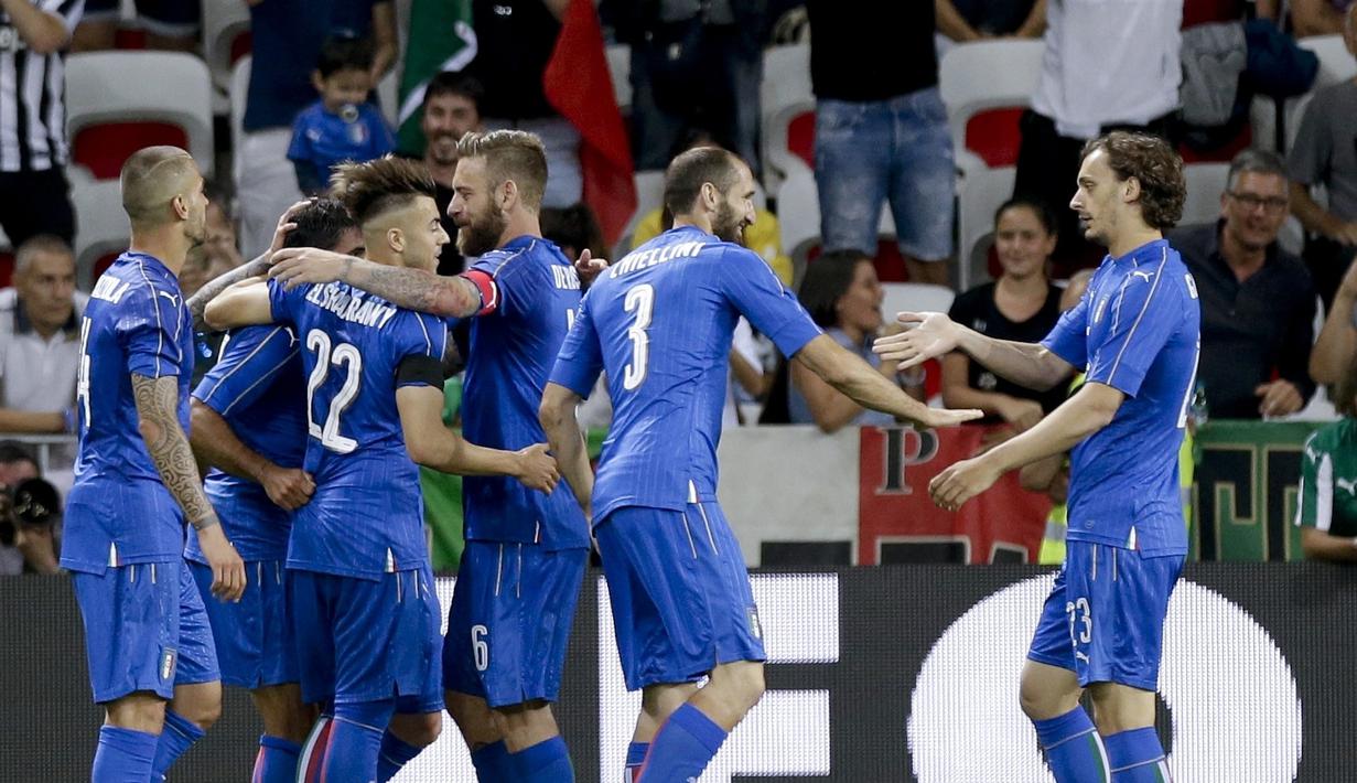 Para pemain Itali merayakan gol Eder saat melawan Uruguay pada laga Persahabatan di Nice Allianz Riviera stadium, Prancis, (7/6/2017). (AP/Claude Paris)