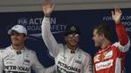 Lewis Hamilton (tengah) tampil tercepat di sesi kualifikasi GP China yang berlangsung di Sirkuit Internasional Shanghai, Sabtu (11/4/2015) sore WIB.(AFP PHOTO/FRED DUFOUR)