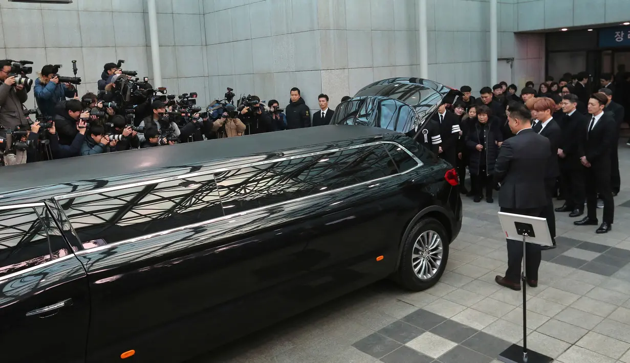 Keluarga, sahabat dan artis Korea Selatan pada prosesi pelepasan jenazah Jonghyun SHINee menuju tempat pemakaman dari Asan Hospital, Seoul, Kamis (21/12). Upacara pemakaman Jonghyun digelar tertutup dan keluarga merahasiakan lokasinya. (AP/Ahn Young-joon)