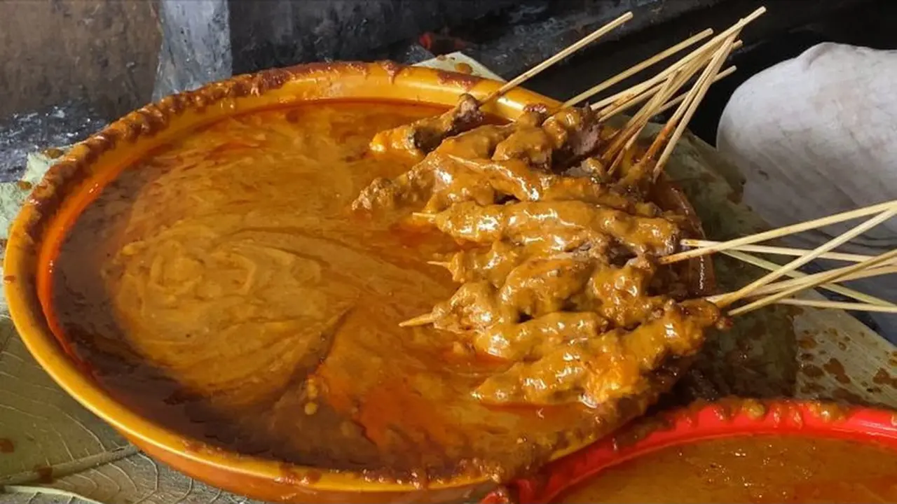 Saus kacang dan sate ayam