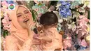 <p>Aurel Hermansyah menggendong Baby Ameena di acara 7 bulanan Tedak Siten. (Indosiar/Vidio)</p>