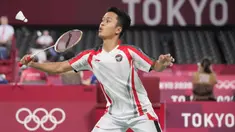 Pebulu tangkis nomor tunggal putra Indonesia, Sinisuka Ginting menjamu pebulu tangkis dari perwakilan Rusia (ROC), Sergey Sirant pada pertandingan keduanya di fase grup. Pertandingan tersebut merupakan debut pertemuan mereka. (Foto: AP/Dita Alangkara)