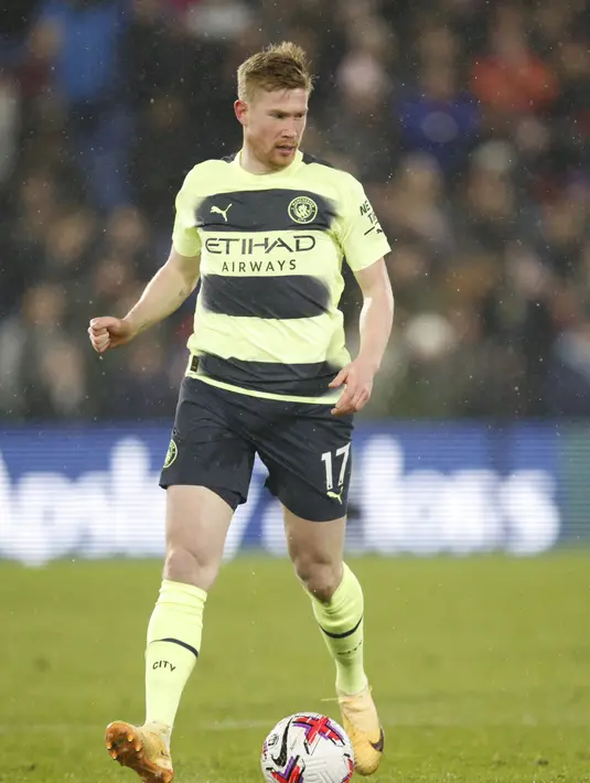 Gelandang Manchester City, Kevin De Bruyne membawa bola saat bertanding melawan rystal Palace pada pertandingan lanjutan Liga Inggris di stadion Selhurst Park, di London, Minggu (12/3/2023). Hasil ini membuat Manchester City memangkas jarak dengan pemuncak klasemen sementara Premier League,Arsenal. City mengoleksi 61 poin, beda 2 angka dari Arsenal. (AP Photo/David Cliff)