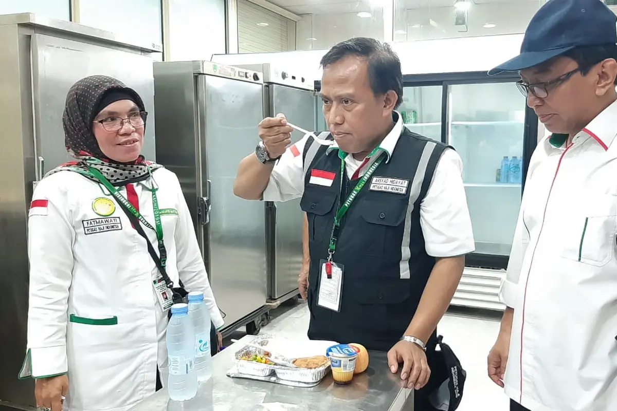 Kadaker Bandara Arsyad Hidayat, mencoba langsung makanan untuk jemaah haji Indonesia di Bandara King Abdul Azis International Airport. Foto: Darmawan/MCH