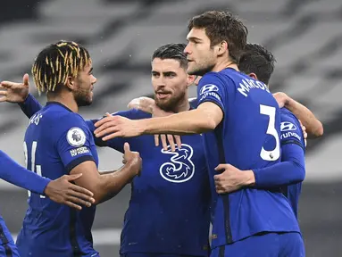 Para pemain Chelsea merayakan gol yang dibuat gelandang Jorginho (tengah) ke gawang Tottenham Hotspur dalam laga lanjutan Liga Inggris 2020/21 pekan ke-22 di Tottenham Hotspur Stadium, London, Kamis (4/2/2021). Chelsea menang 1-0 atas Tottenham Hotspur. (AFP/Neil Hall/Pool)