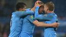 Para pemain Manchester City merayakan gol yang dicetak Kevin De Bruyne ke gawang Leicester pada laga Piala Liga di Stadion King Power, Leicester, Selasa (18/12). Leicester kalah adu penalti dari City. (AFP/Lindsey Parnaby)