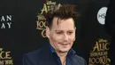 Tak hanya itu, Johnny Depp yang masih dalam kondisi terpuruk pun dengan santai menghadapi banyaknya pertanyaan dari awak media. (AFP/Bintang.com)