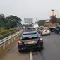 Kendaraan terjebak kemacetan di Tol Sedyatmo KM 29 menuju Bandara Internasional Soekarno Hatta, Cengkareng, Selasa (10/11/2020). Kemacetan tersebut karena adanya peningkatan jumlah kendaraan menuju bandara yang diduga ingin menjemput pemimpin FPI, Habib Rizieq Shihab. (Liputan6.com/Herman Zakharia)