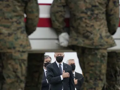 Presiden AS Joe Biden menyaksikan saat peti jenazah berisi Lance Corporal Kareem Nikoui (20) tiba di Pangkalan Udara Dove Air, Delaware pada Minggu (29/8/2021).  Joe Biden menghadiri penghormatan untuk 13 tentara AS yang tewas dalam ledakan bom bunuh diri di dekat bandara Kabul. (AP/Carolyn Kaster)