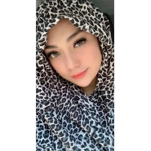 Celine Evangelista Berhijab