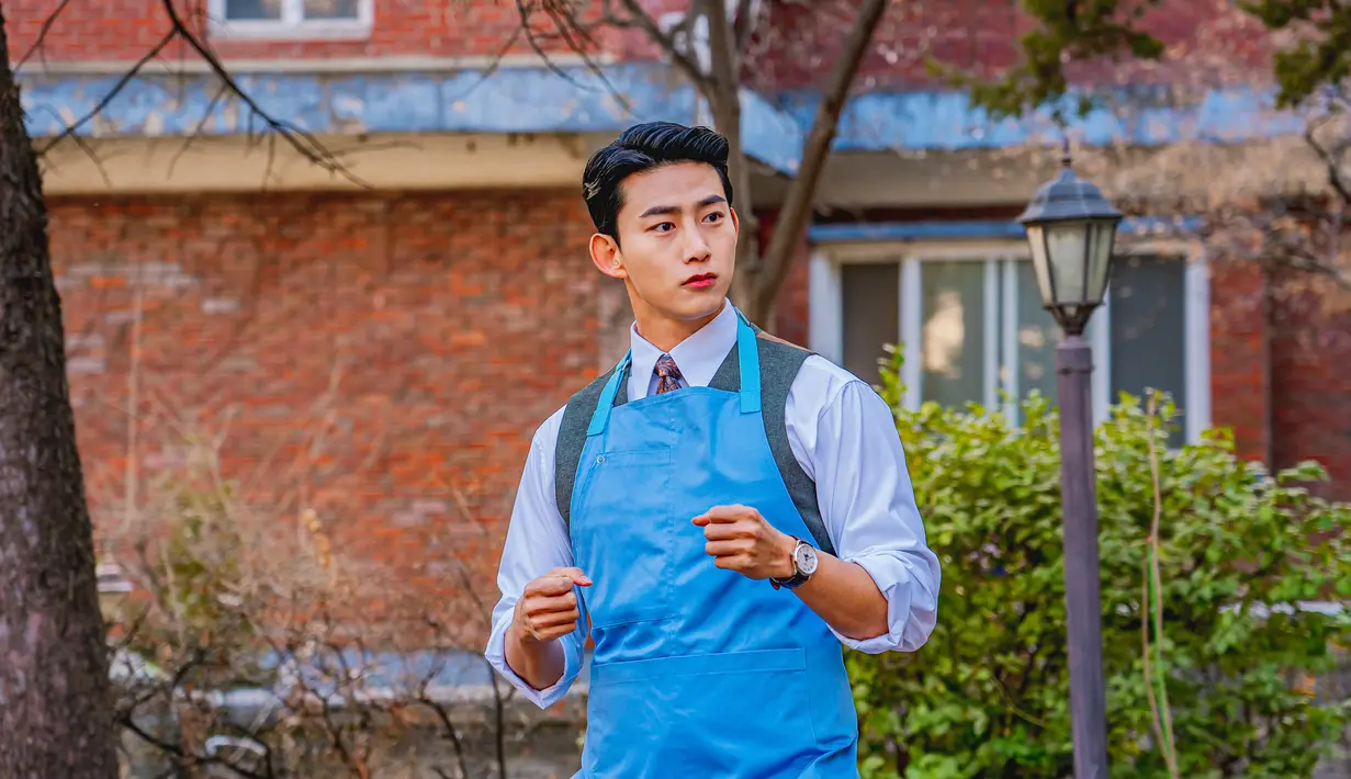 Saat ia hendak tidur di peti mati selama 100 tahun, tiba-tiba ia dibangunkan oleh seorang perempuan. [Foto: Prime Video]