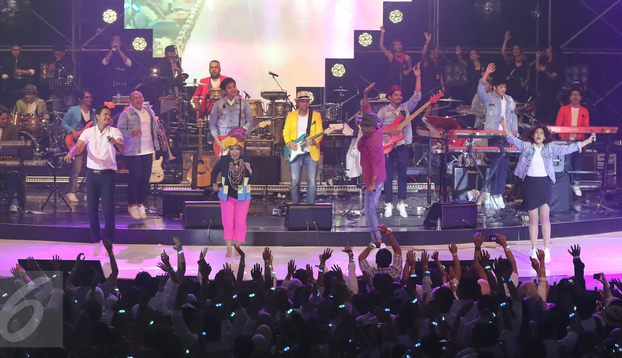 Kolaborasi band Maliq & D'Essentials dan The Groove dalam konser D'Essentials of Groove di JCC Senayan, Jakarta, Selasa (6/9). Para vokalis dan gitaris kedua band itu menggoyangkan kaki dan tangannya mengikuti hentakan musik (Liputan6.com/Herman Zakharia)