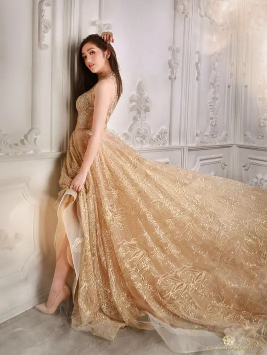 Makin menggemaskan. Ranty memakai gaun panjang yang glamor berwarna gold. Sapuan make up di wajahnya juga membuat wajah mungilnya itu terlihat lebih tegas dan elegan. (Instagram/rantymaria)