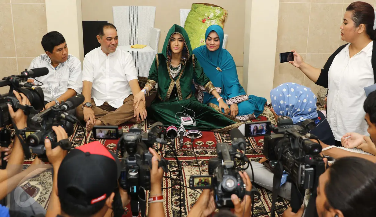 Julia Perez atau Jupe didampingi keluarganya memberikan keterangan usai acara pengajian di kediaman sang ibu, Sri Wulansih, di Kelapa Dua, Depok, Kamis (29/12). Terlihat Jupe masih menggunakan infusan di tangan kanannya. (Liputan6.com/Herman Zakharia)