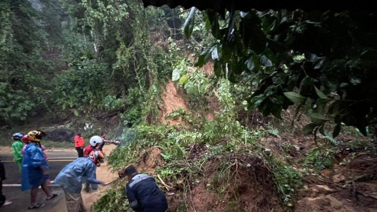 Akses Jalan Padang-Painan Terputus Akibat Longsor, Penanganan Darurat Dilakukan