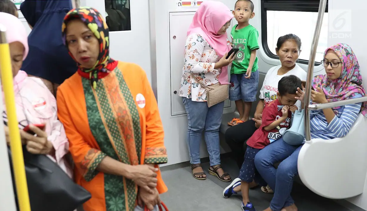 Warga saat mencoba LRT di kawasan Rawamangun, Jakarta, Rabu (12/9). Perjalanan LRT ditempuh dengan kecepatan 40 Km/jam. (Liputan6/Immanuel Antonius)