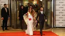 Bintang Barcelona, Lionel Messi, menggandeng sang istri, Antonella Roccuzzo, kelar dari ruang resepsi pernikahan untuk menemui wartawan Kompleks City Center, Santa Fe, Jumat (30/6/2017). (EPA/David Fernandez)