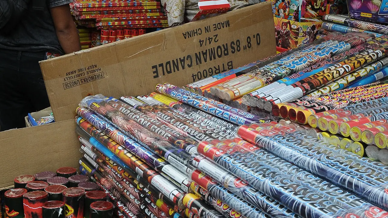 Pedagang kembang api pasar Asemka