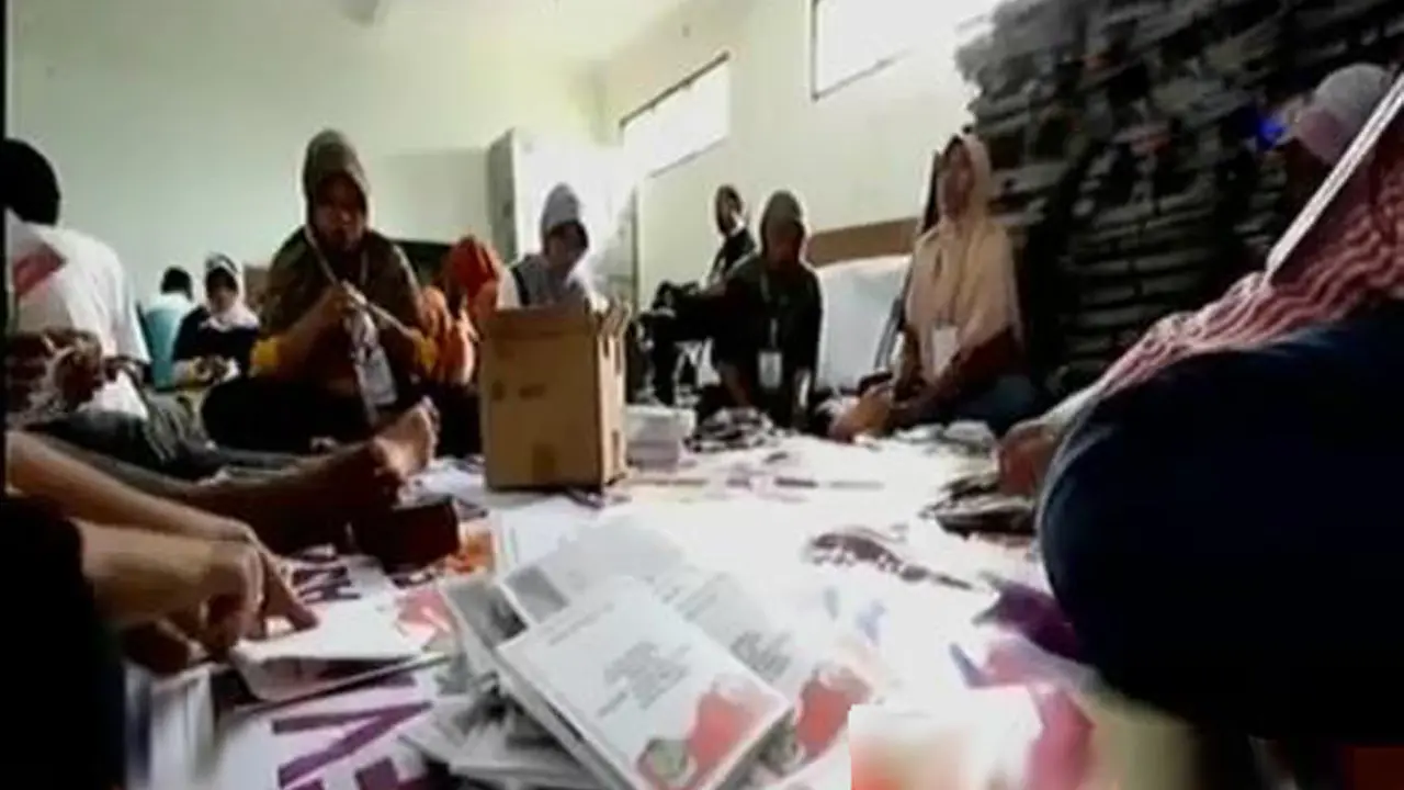 Geliat Pilkada di Jepara, Tenaga Honorer Lipat Surat Suara