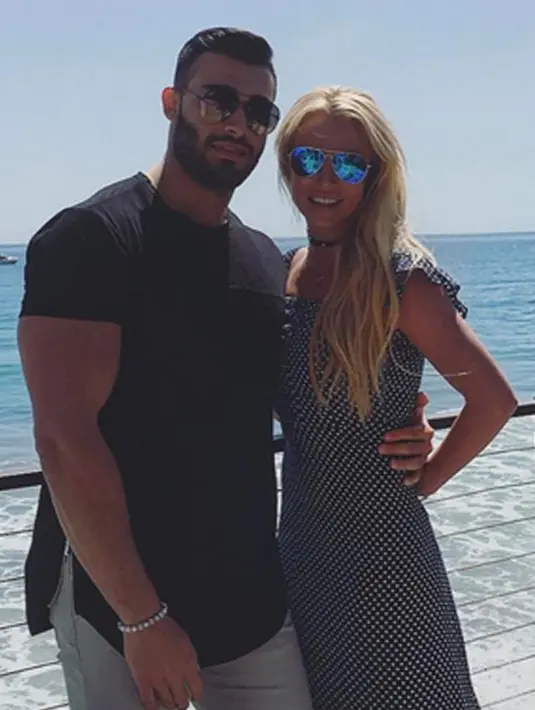 Mengutarakan kebahagiaannya, Britney mengunggah sebuah video di akun Instagramnya. Terlihat Britney meniup lilin yang tersusun di atas susunan kue tersebut. (Instagram/britneyspears)