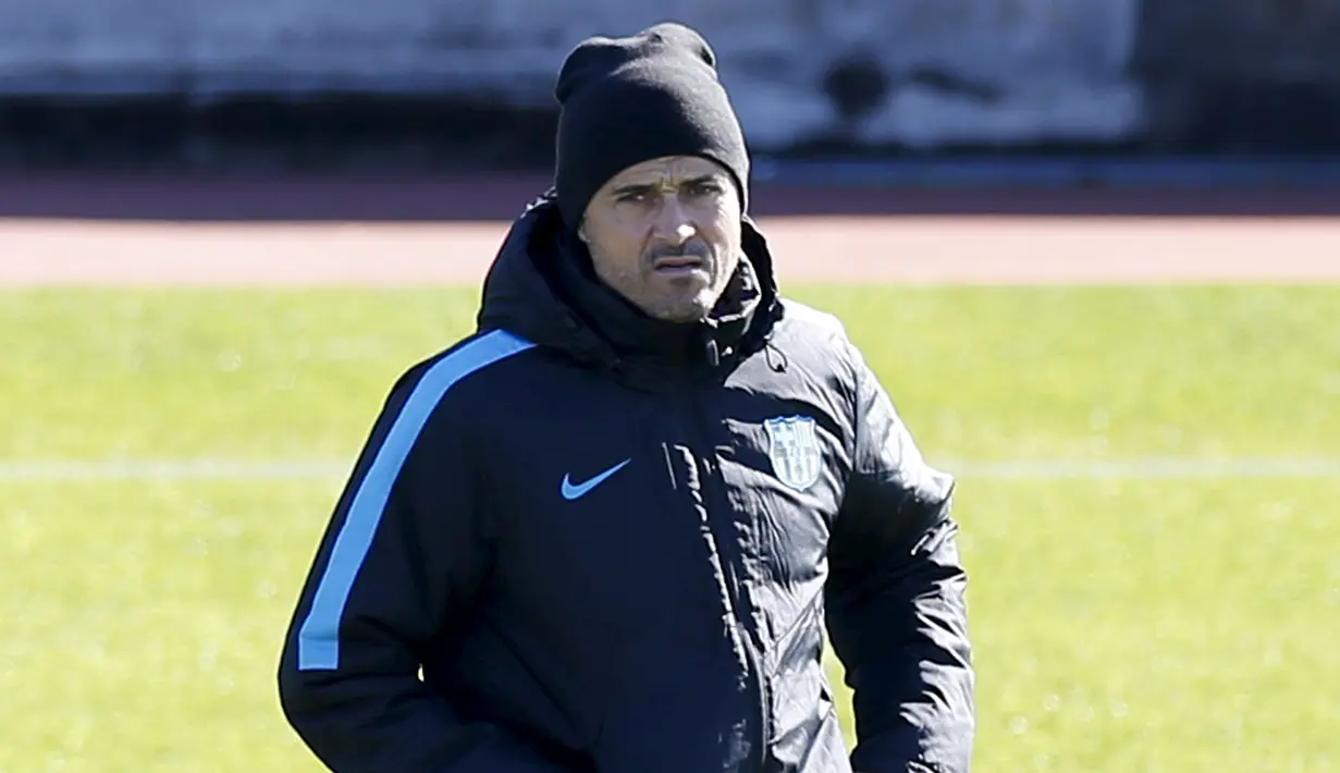 Pelatih Barcelona, Luis Enrique memantau pemainnya saat sesi latihan jelang Final Piala Dunia Antarklub  melawan tim Argentina, River Plate di Yokohama, Tokyo, Jepang, (18/12). (REUTERS/Yuya Shino)